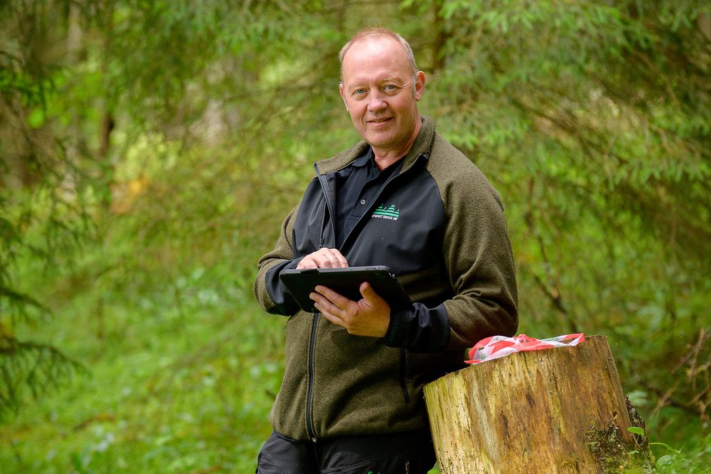 Bengt Håkansson, virkesköpare, i skogen