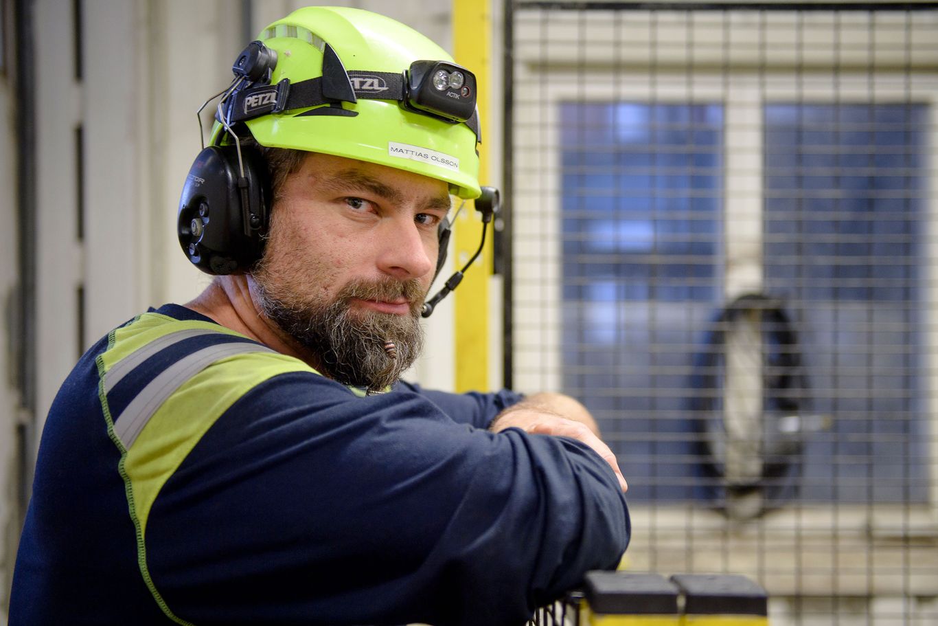 Mattias Olsson, elektriker, Rottneros Bruk Mattias Olsson började som elektriker på Rottneros Bruk i juni 2020, mitt under pandemin. Han trivs särskilt bra med variationen i arbetsuppgifterna och den personliga stämningen på bruket. Det var helt rätt tid att börja här. Mitt tidigare jobb var som servicetekniker hos olika industrier i Sunne. Det hade varit svårt att sälja in uppdrag om jag hade varit kvar där under pandemin. Hur kom det sig att du började just på Rottneros? - Rottneros var det första jag tänkte på när jag sökte mig från mitt gamla jobb. Jag hade spenderat en hel del tid här tidigare som uthyrd elektriker och som tur var hade de utrymme att ta in mig. Det var en stor fördel när jag skulle börja att jag kände igen lokaler, system och anställda sedan tidigare. Vad gör en elektriker på Rottneros Bruk? - Vi är totalt sju elektriker på bruket. Alla jobbar dagtid och vi turas om med att ta beredskapen, en vecka i taget. Dagtid är våra sysslor indelat i olika inriktningar, t ex el, data och styrsystem. Men när vi har beredskap får vi rycka in överallt. Vad har du för inriktning? Just nu är jag underhållselektriker, men på längre sikt är det tänkt att jag ska fokusera på styrsystemen. Vi ska byta ut ett av de äldre styrsystemen och där är jag redan involverad. - Detta görs dock oftast i samband med planerade driftstopp så vi slipper bromsa produktionen. Det handlar ju inte bara om mjukvara, utan nya kablar ska dras sektion för sektion. Vad tycker du om Rottneros som arbetsgivare? - Jag vill ju arbeta inom industrin. På Rottneros är det mer folklig och personlig stämning än på många andra ställen. Man känner i kroppen att man verkligen vill att bruket ska överleva, det har funnits så länge. - Man ser i lokalerna att det har varit mycket olika verksamheter här. När klockan är fyra går man inte alltid bara hem och glömmer fabriken, utan man har ett ansvar även efter arbetsdagen. Vad är det bästa med ditt jobb? - Det bästa med mitt jobb är variationen, det blir aldrig enformigt som det kan bli på större fabriker. Ena dagen kan jag programmera och andra dagen svetsar jag ihop ett fäste till ett skåp. Man kan sätta sin egen prägel och blir aldrig trött på jobbet. Jag lär mig saker varje dag. Dessutom är det bästa att mentaliteten så go och familjär här. Hur löser du normalt ett problem som du aldrig stött på tidigare? - Om det inte är akut kan jag forska efter svaret själv, exempelvis söka i forum som leverantören av styrsystemet har eller felsöka med hjälp av aktuell dokumentation såsom el-ritningar osv. Är det bråttom att lösa problemet får man "dra i en livlina" och ringa en vän, till någon som har haft problemet innan. Även om det är mitt i natten. Vad har du för utbildning? - Jag har en gymnasial elektrikerutbildning, men har också gått en del kurser inom företaget, exempelvis elsäkerhet och lite inom S7 (olika styrsystem som Siemens arrangerar kurser i). Man måste lära sig nya saker hela tiden. Men trots att man genomgått en utbildning så är man relativt ”nollad” tills man har löst ett problem på plats. Jobbet är väldigt erfarenhetsstyrt.